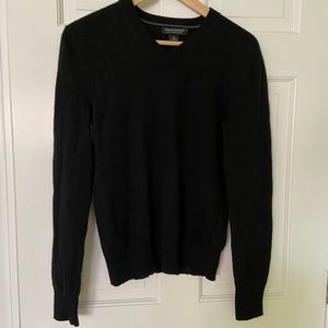Men’s v-neck sweater